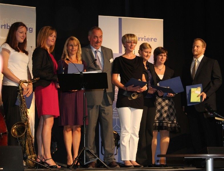 3 Jahrgangsbeste der Steuerfachangestellten-Prüfung 2011 vom SOWI Fortbildungsinstitut